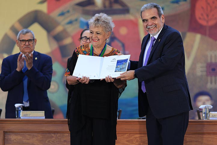 María del Montserrat Díaz, ganadora de la Medalla al Mérito de la Universidad Veracruzana en la categoría estatal 