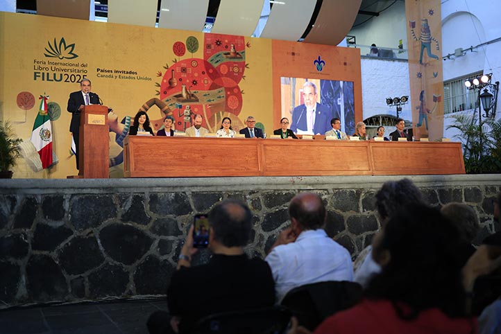En ese marco, el Rector inauguró el Foro Académico “Vivir en tiempos de Inteligencia Artificial: relaciones humanas, medio ambiente y tecnología"