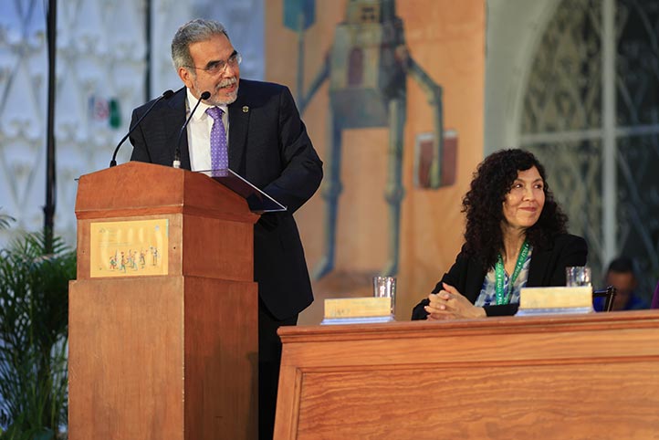 Al destacar las particularidades de la labor de las galardonadas y el galardonado, el Rector resaltó que con la Medalla al Mérito se busca reconocer excepcional labor de cada uno 