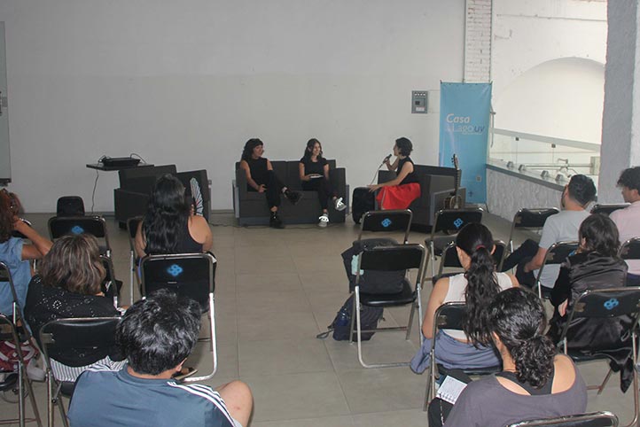 Randia Escalante platicó con alumnas y alumnos de la Facultad de Teatro de la UV