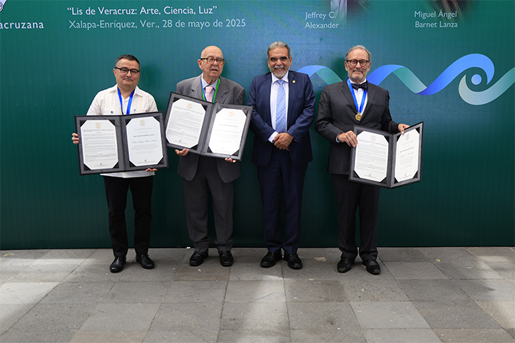 El Rector junto a los tres galardonados Jeffrey C. Alexander, Miguel Ángel Barnet Lanza y Pablo Ángel Meira Cartea. 