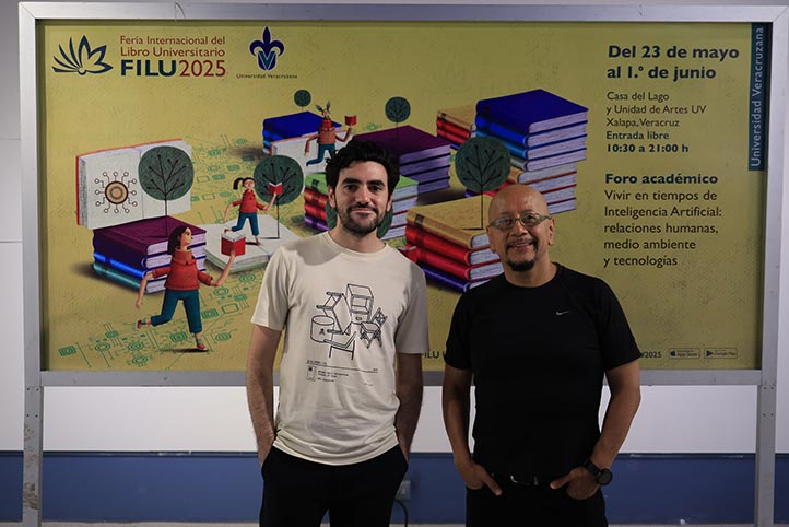 El autor acompañado del académico Víctor Hugo Vásquez Rentería 