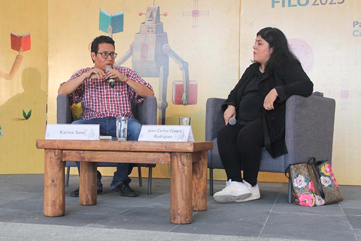 Karina Sosa conversó sobre su libro con Juan Carlos García Rodríguez, en el Foro “Miguel Vélez Arceo” de la Casa del Lago 