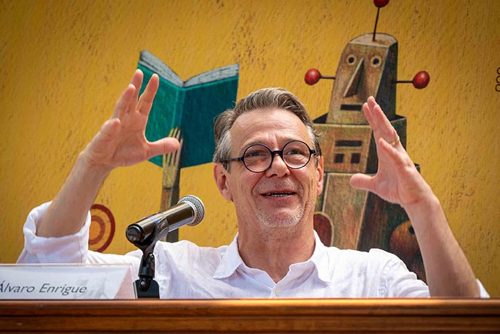 El autor dijo que se considera a sí mismo como un profesor de literatura del siglo XVII más que un escritor 