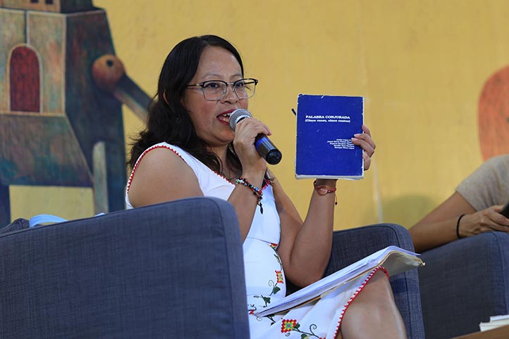 Juana Karen Peñate compartió su experiencia en la creación colectiva del libro Palabra Conjurada: cinco voces 