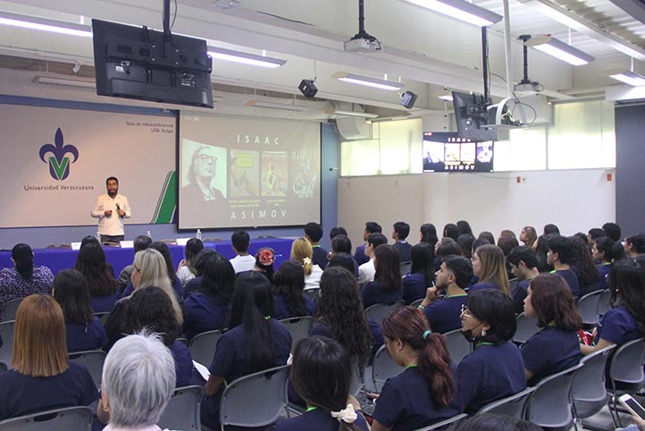 La conferencia se llevó a cabo en la sala de videoconferencias de la USBI, a la que asistieron decenas de estudiantes 