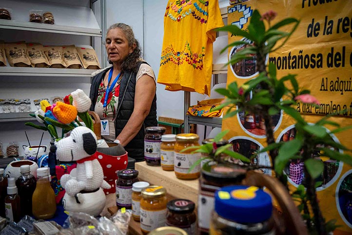 Martha Leal, encargada del local del Voluntariado UV, dijo que se apoya la labor de mujeres en comunidades como Teocelo, Ayahualulco y Limones