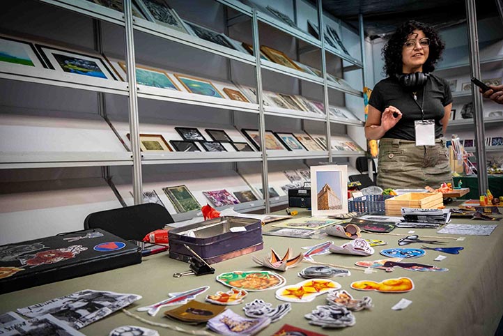 Valeria Pérez, estudiante de Diseño de la Comunicación Visual, se emocionó de poder vender su obra a los visitantes de la FILU