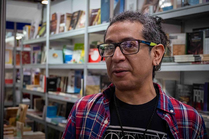 Jarim Sagredo, representante de la Librería Hyperión, dijo que se ha retomado la afluencia de ediciones previas a la pandemia, con pasillos llenos de visitantes