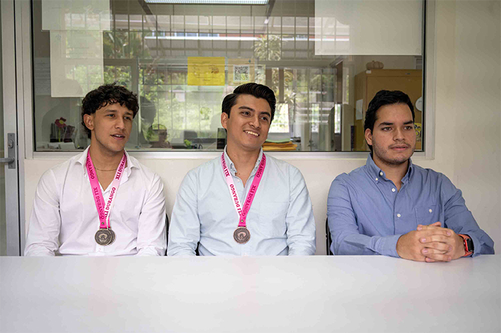 Vince Vera, Alain Arturo Martínez y Ariosto Rodríguez, alumnos de Ingeniería Civil e integrantes de la ANAIC 