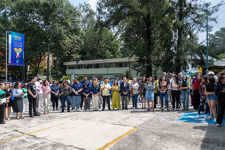 Alumnos, profesores, funcionarios, directivos e invitados especiales atestiguaron la liberación del pendón “¡Por la Diversidad!” 