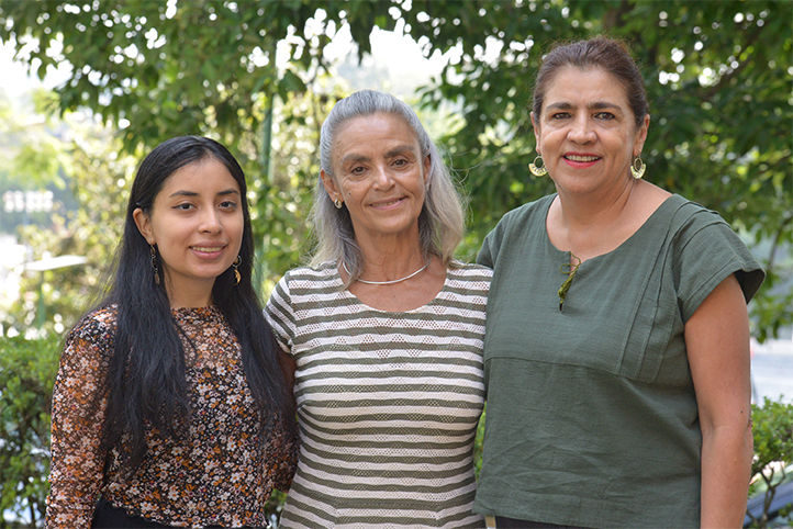 María Sicarú Domínguez, Rosalinda Esther Ulloa y Laura Luna Gómez, llevaron el teatro espontáneo a la comunidad El Espinal, del municipio de Naolinco 