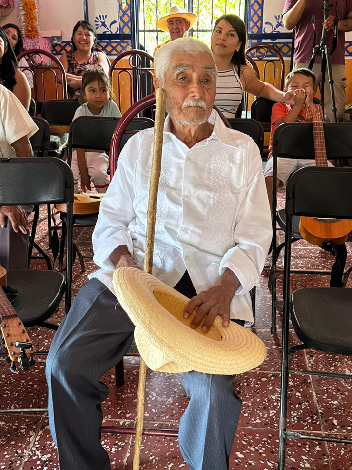 A sus 99 años de edad, Miguel Acosta continúa tocando el cántaro como instrumento musical 