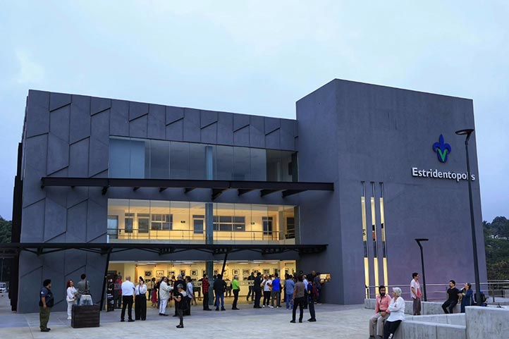 Estridentópolis, Teatro Universitario, es una edificación con estilo contemporáneo, su capacidad es para 250 personas en una superficie de cuatro mil metros cuadrados repartida en tres niveles 