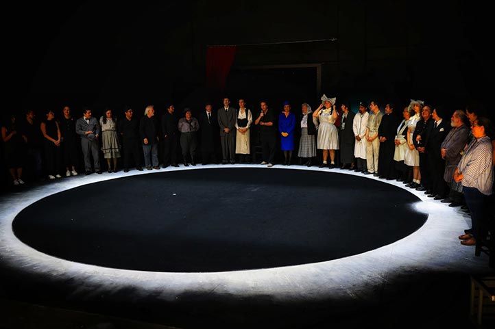 En la puesta en escena participan 19 integrantes de la Orteuv. Se trata de una apuesta teatral muy interesante, sin ningún diálogo más que la onomatopeya "ja". 