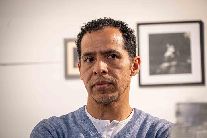 Edgar Cano, egresado de la Facultad de Artes Plásticas UV, considera que su obra no es complaciente, exige del espectador una mirada pausada 