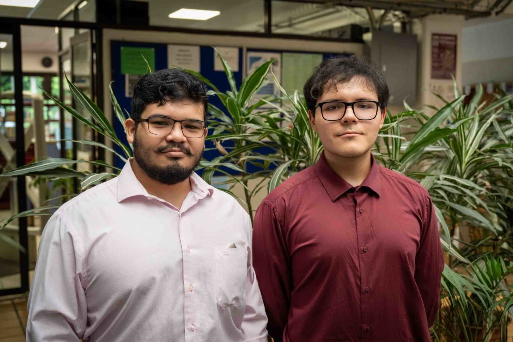 Sharif Elías Méndez y Javier Alexander Salazar López presentaron su trabajo sobre niveles de procrastinación académica de estudiantes 