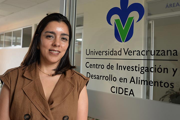 La investigadora explicó el tipo de compuestos que desarrollan a una escala nanométrica 