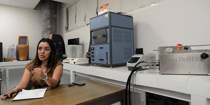 La investigadora explicó el tipo de compuestos que desarrollan a una escala nanométrica 