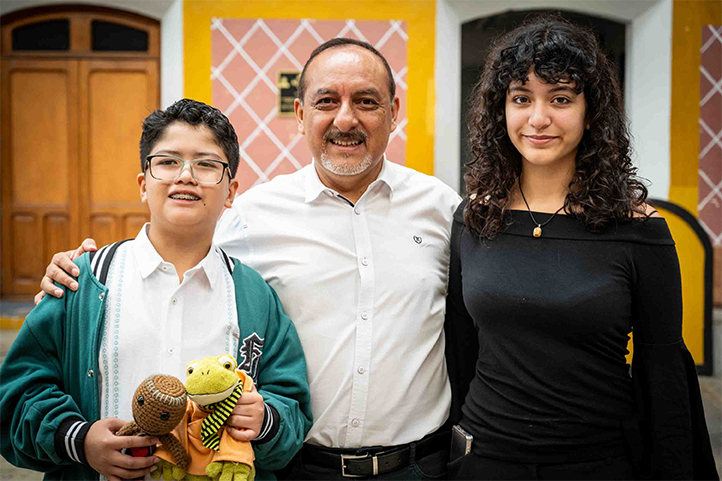 Carlos Díaz, el profesor Cutberto Córdova y Sara Sofía Martínez 