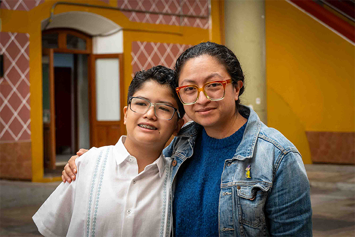 Carlos Díaz y su mamá Patricia Rodríguez, quien destacó el empeño y profesionalismo de su hijo 