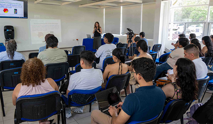 Estudiantes de la Facultad de Pedagogía, presentes en el foro sobre IA social 