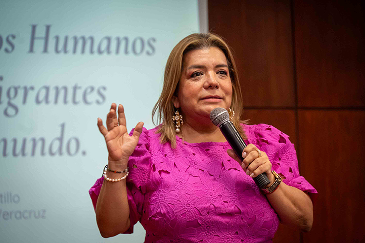 Sandra Isabel Vázquez Castillo, cónsul honoraria de Belice, impartió charla en la Facultad de Derecho de la UV
