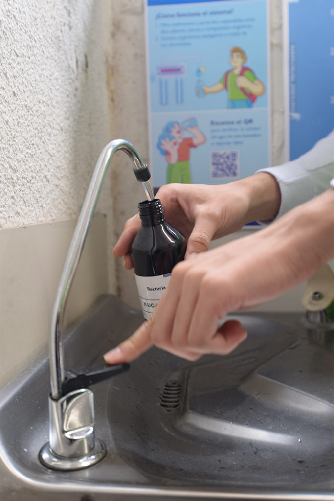 Las muestras de agua potable son analizadas en laboratorios de la UV