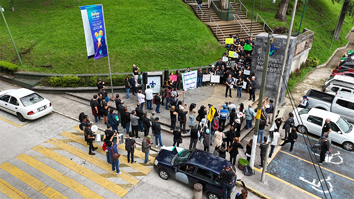 Un grupo de académicos, estudiantes, personal administrativo y técnico se manifestaron pacíficamente frente a Rectoría 