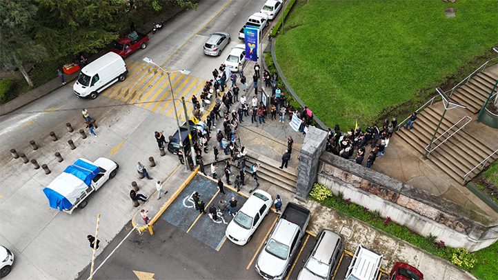 Alrededor de 70 personas, expresaron su inconformidad ante la prórroga frente a miembros de los medios de comunicación e integrantes de la batucada de compañía 