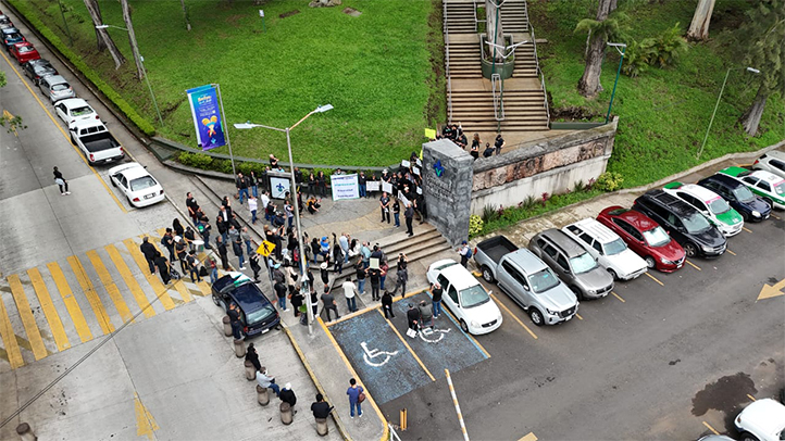 Las y los manifestantes informaron su postura y descontento en una dinámica de micrófono abierto encabezada por Jorge Manzo Denes, Marisol Luna Leal y Rafael Vela Martínez 