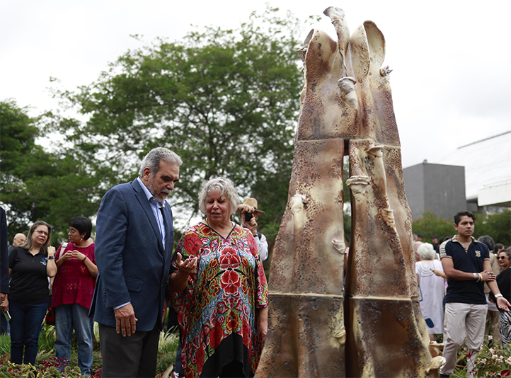 El rector Martín Aguilar Sánchez, felicitó a la artista, egresada de la Facultad de Artes Plásticas UV 