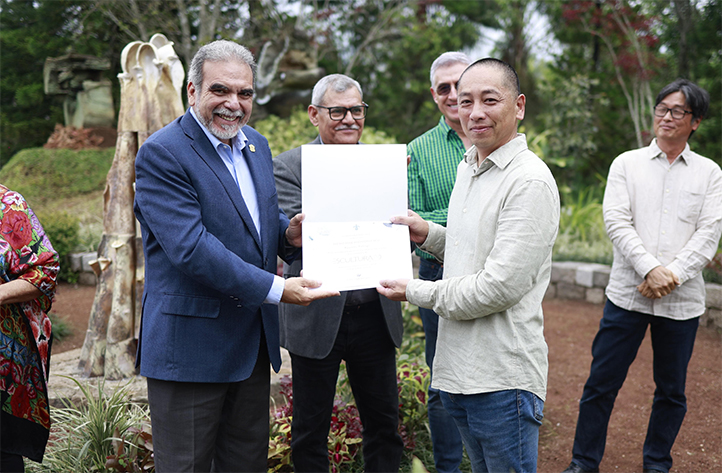 Durante la inauguración también se entregaron menciones honoríficas