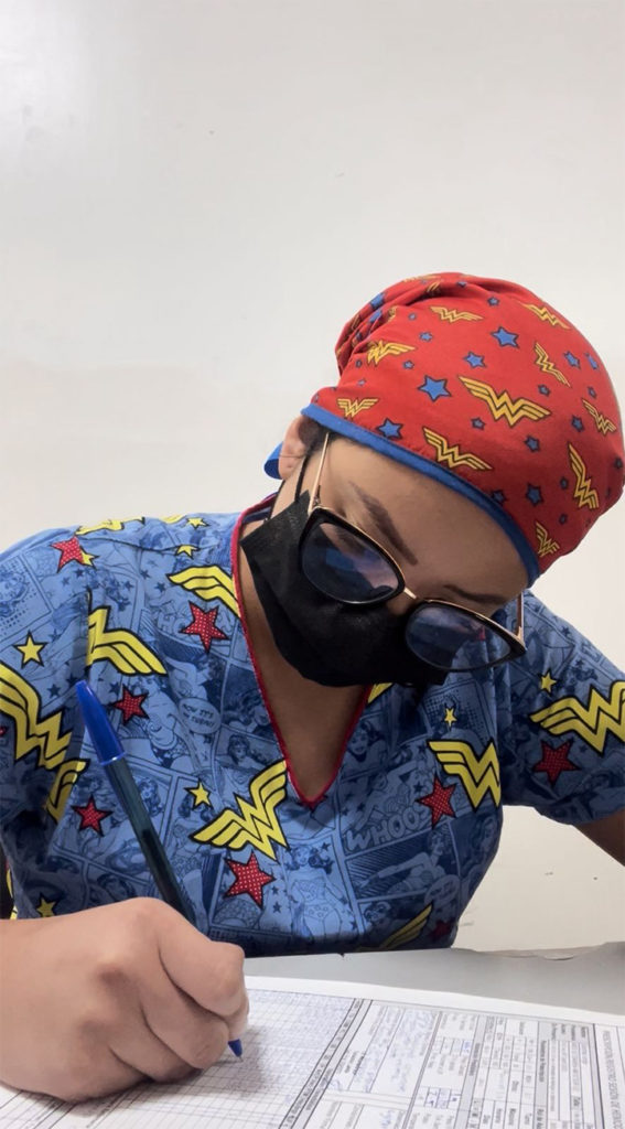 Del análisis concluyó que la mayoría del personal se percibe con una calidad de vida media y está relacionado con el cansancio emocional 