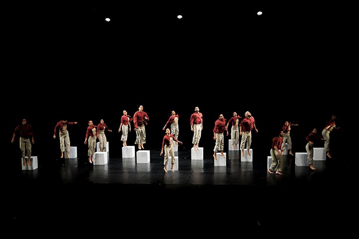 Con ovaciones de pie y una atmósfera emotiva, 16 estudiantes de la Licenciatura de Danza Contemporánea de la Universidad Veracruzana participaron en la propuesta escénica ¿Por qué se repiten las cosas? 