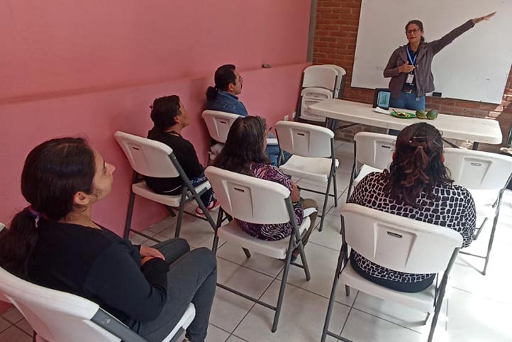 Impartió dos talleres para promover el uso de vegetales locales e informarles sobre los ingredientes de los productos ultraprocesados 
