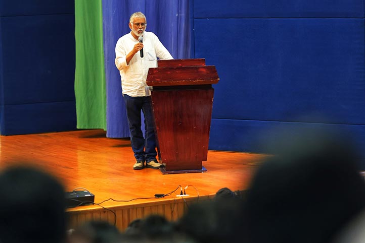 El coordinador universitario de Atención Estudiantil, Homero Ávila Landa, explicó a las y los presentes que la UV está enfocada en la formación integral de su comunidad 