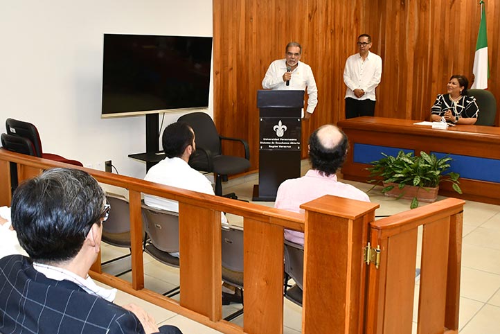 Martín Aguilar Sánchez se congratuló de que la UV promueva nuevas maneras de leer, aprender e investigar 