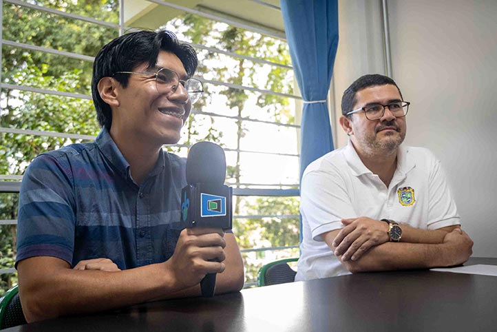 Víctor Manuel Francisco y Hubonor Ayala Flores, coordinador del posgrado adscrito a la Facultad de Historia 