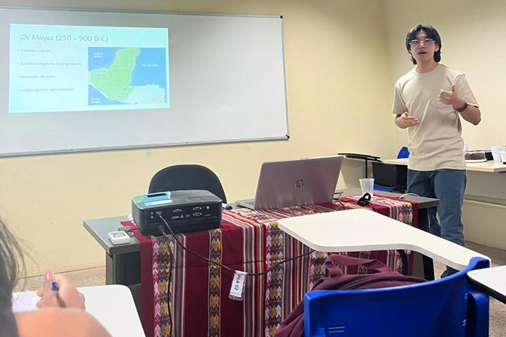 Impartió un curso sobre la historia de México a los alumnos de licenciatura 