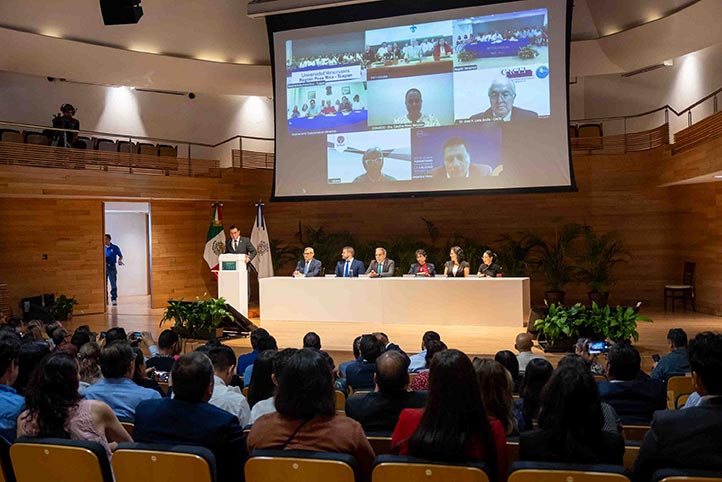 En la Sala Anexa de Tlaqná, centro cultural, se realizó el acto de entrega de acreditaciones y reacreditaciones a 14 PE de la UV