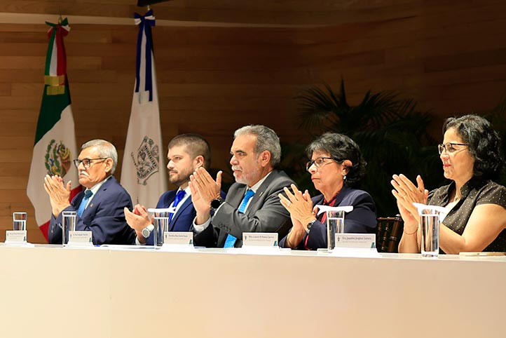 El Rector estuvo acompañado por autoridades universitarias y representantes de organismos evaluadores