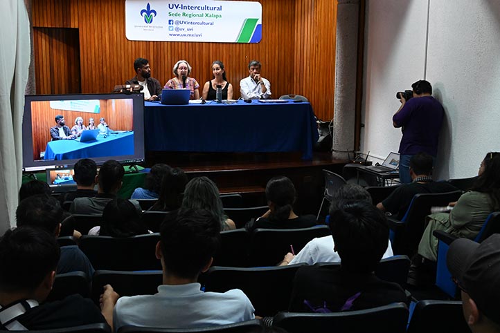 A los alumnos de nuevo ingreso a LASA de la UV-Intercultural se les presentó libro sobre agroecología y comunidades 