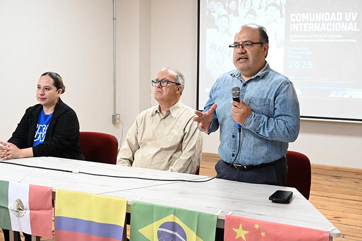 Daniel Romero, coordinador de movilidad de la DGRI, les invitó a conocer la región y sus actividades culturales 