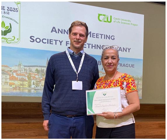 Recientemente recibió el Mid-Career Excellence por su trayectoria y contribución a la etnobotánica 