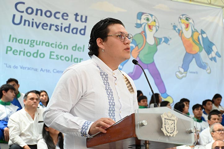 Jeshua Morales Alonso, alumno de séptimo semestre de Pedagogía, región Xalapa, deseó a sus compañeros de nuevo ingreso una trayectoria impecable