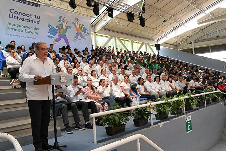 Durante el evento, el rector Martín Aguilar Sánchez afirmó que la columna vertebral de la UV son las y los jóvenes