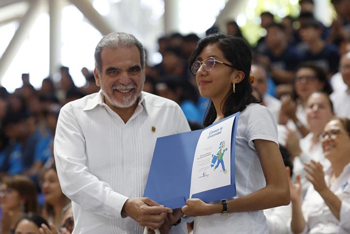 Karol Alejandra Medina Montiel, estudiante de nuevo ingreso en la carrera de Médico Cirujano, obtuvo el mayor puntaje en el EXANI UV 2025