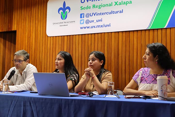 Antonio Farreny Gómez, María de los Ángeles, María Gloria Zoquitecatl y Nelly Iveth del Ángel, participantes del conversatorio