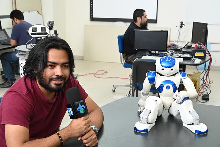 Jesús Eduardo Hermosilla en el Laboratorio de Robótica del III-A 